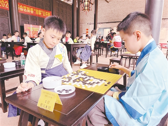 參賽選手同臺切磋、以棋會友，對弈時全神貫注。