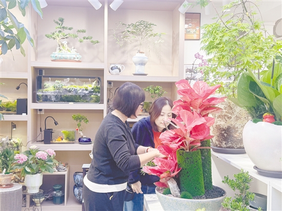 梁綺蓮（左）正在給客人介紹新產(chǎn)品。