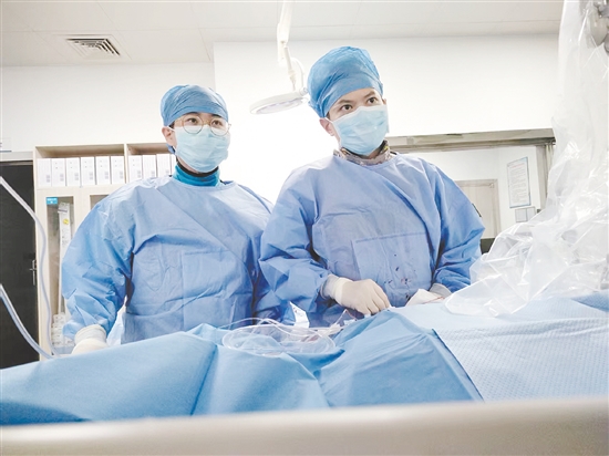 醫(yī)生為患者施行手術(shù)。