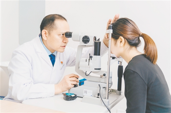 趙春陽(yáng)在為病人看診。