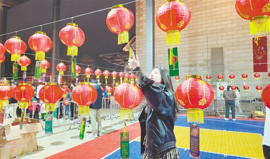 猜燈謎是元宵佳節(jié)必不可少的傳統(tǒng)活動(dòng)。