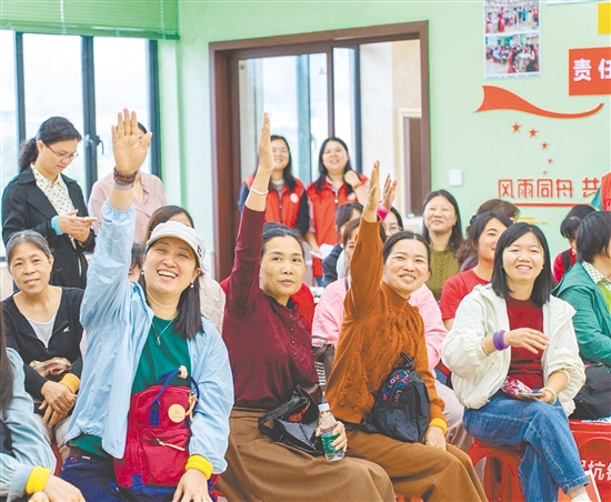 軍屬們歡聚一堂，共慶節(jié)日。