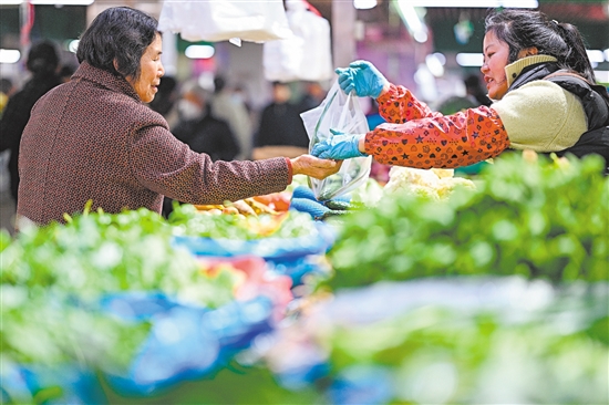3月9日，消費(fèi)者在江蘇省南京市雨花臺區(qū)一家農(nóng)貿(mào)市場選購蔬菜。新華社發(fā)