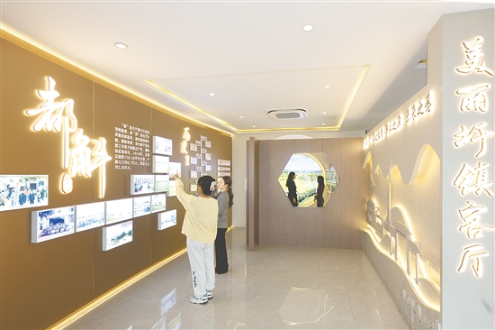 都斛鎮(zhèn)美麗?ài)祖?zhèn)客廳內(nèi)部打造集歷史沿革、文化底蘊(yùn)、規(guī)劃布局、建設(shè)成效、經(jīng)濟(jì)發(fā)展展示及特色產(chǎn)品展銷(xiāo)、游客服務(wù)于一體的綜合展覽空間。