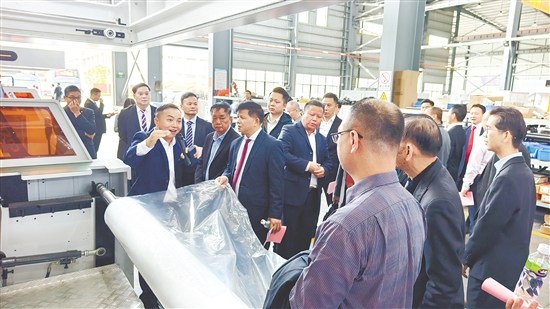 在廣東科志達智能裝備有限公司，僑商了解恩平制造業(yè)發(fā)展情況。