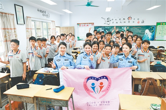 “護(hù)苗女警”把法律知識(shí)帶到校園。