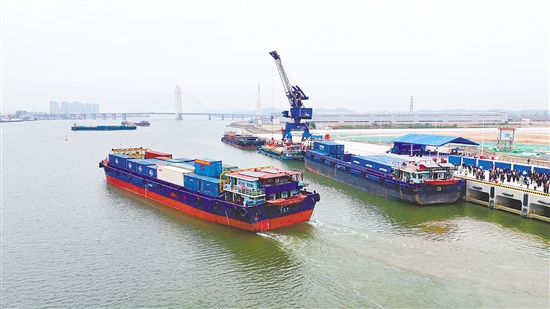 從傳統貨運節(jié)點到產業(yè)聯動平臺的跨越式升級，這是三埠港最顯著的變化。