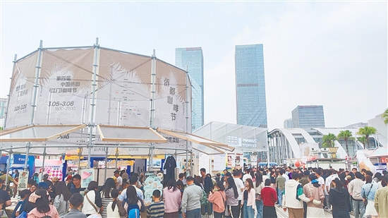 這場(chǎng)由塘口文藝青年打造的咖啡文化盛宴，不單單是一次咖啡的狂歡，更是一次鄉(xiāng)村創(chuàng)意的城市綻放。