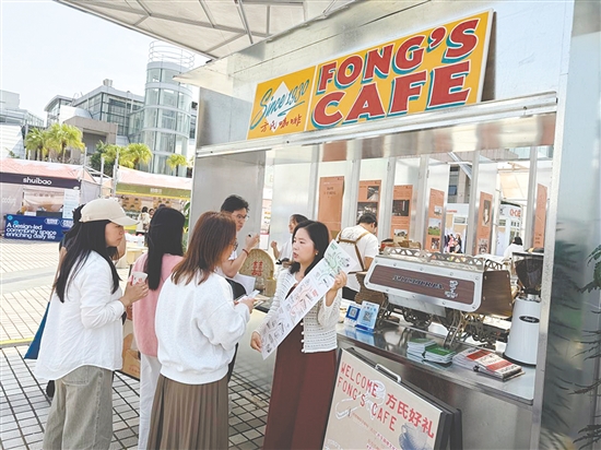 扎根于開(kāi)平碉樓文化旅游區(qū)自力村景區(qū)的“方氏咖啡”成為活動(dòng)現(xiàn)場(chǎng)焦點(diǎn)。