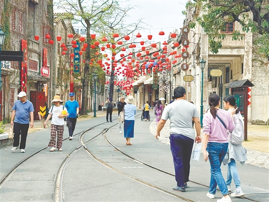 春節(jié)假期，赤坎華僑古鎮(zhèn)游人如織。李銀換