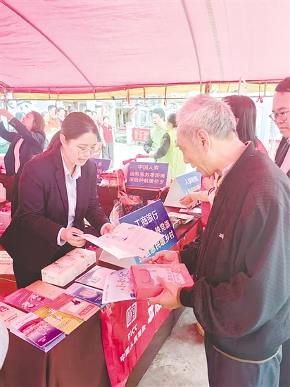 銀行志愿者耐心為村民講解金融安全知識(shí)。