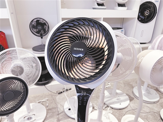 西點(diǎn)電器的產(chǎn)品展示廳陳列著款式多樣的風(fēng)扇。