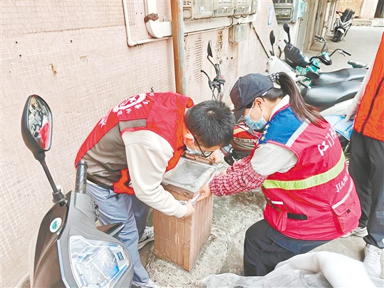 志愿者、網(wǎng)格員齊上陣，對蚊蟲易孳生場所進(jìn)行重點(diǎn)清理。