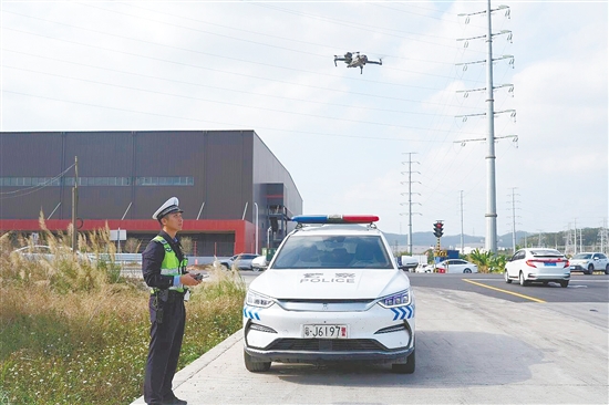 新會(huì)公安創(chuàng)新勤務(wù)模式，警用無人機(jī)“走上”街頭，開展常態(tài)化路面交通巡查管控工作。