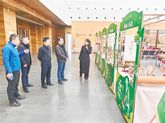 圭峰會(huì)城黨政主要領(lǐng)導(dǎo)帶隊(duì)拜訪企業(yè)，深入了解企業(yè)發(fā)展戰(zhàn)略、投資意向，尋找合作機(jī)遇。