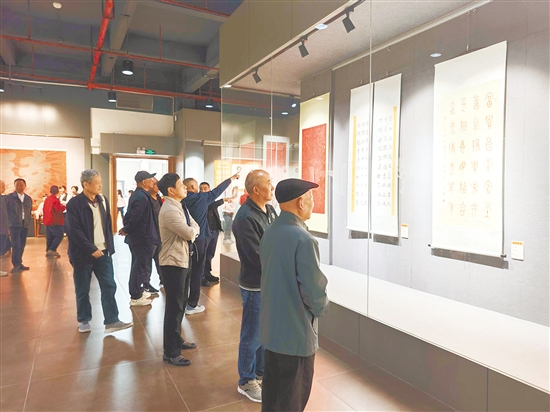 開(kāi)幕當(dāng)天，眾多書法愛(ài)好者慕名前來(lái)觀展。