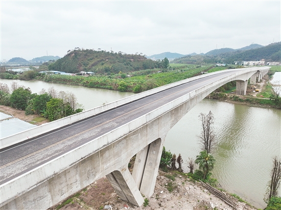 大橋通車后，新馬單村邁上發(fā)展新起點(diǎn)。