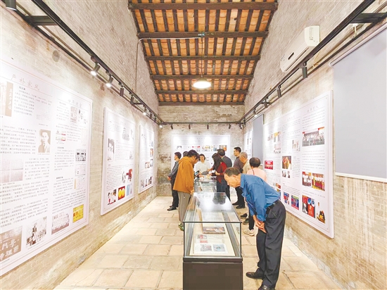 湯釗猷院士展覽館開館后，吸引眾多宗親鄉(xiāng)鄰慕名前來參觀。