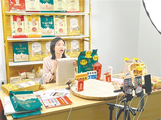 借助全國(guó)兩會(huì)帶來(lái)的高關(guān)注度，珍香米業(yè)抖音直播間里臺(tái)山絲苗米的銷量明顯提升。
