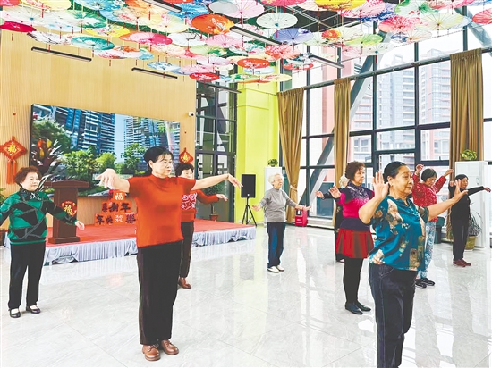 不少銀發(fā)一族選擇來三合鎮(zhèn)旅居養(yǎng)老。