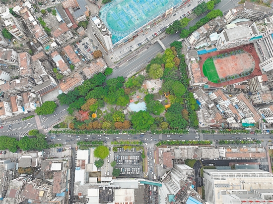 蓬萊公園周邊分布有醫(yī)院、學(xué)校、市場(chǎng)等，區(qū)域停車壓力較大。公園升級(jí)改造后將設(shè)置超100個(gè)停車位，方便市民出行。