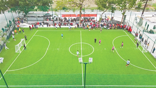 結(jié)合村里足球運動盛行的特點，沙云村對原沙洞小學(xué)的閑置地塊實施改造，建成標準五人足球場，為村民日常休閑運動提供優(yōu)質(zhì)場所。