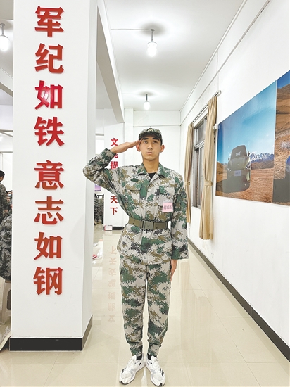 蓬江區(qū)應征青年何城杰