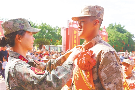 趙秀雯在幫弟弟整理儀容儀表。