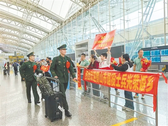 鶴山市退役軍人返鄉(xiāng)，感受到滿滿的儀式感。