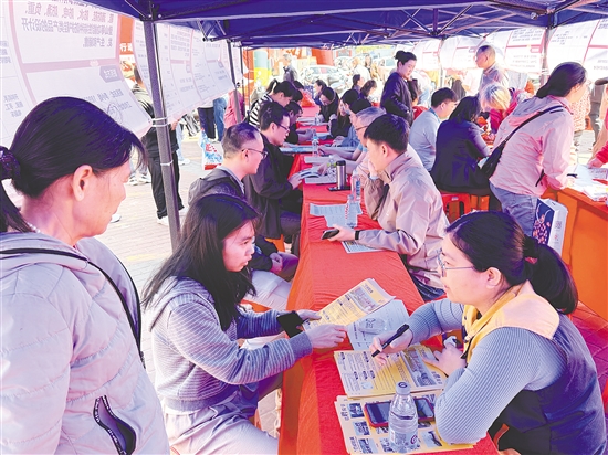 招聘活動中，求職者與企業(yè)招聘人員進行交流。