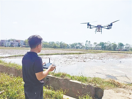 參與無人機培訓(xùn)的學(xué)員正在學(xué)習(xí)操作技巧。