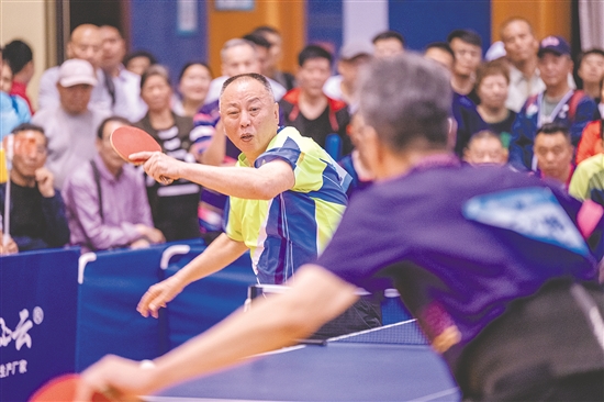 乒乓球愛好者齊聚一堂，以球會友、切磋技藝。