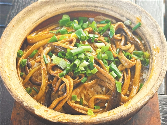 黃鱔煲仔飯最受歡迎。