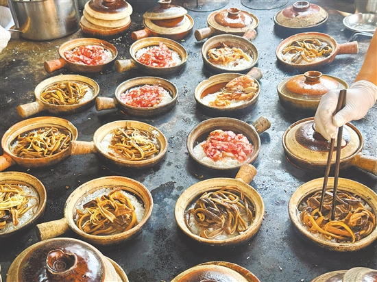 柴火煲仔飯受到食客的青睞。