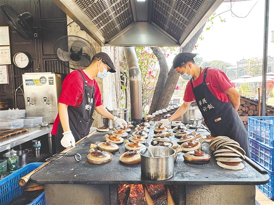 師傅正在烹飪煲仔飯。