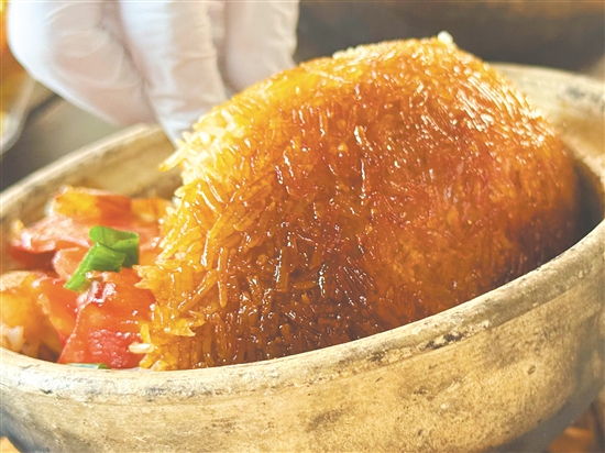 鍋巴是柴火煲仔飯的靈魂。