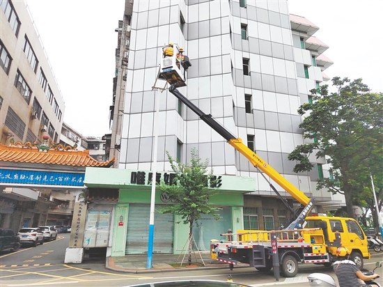 城管部門及時(shí)維修路燈。