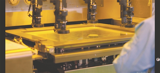 全合精密生產(chǎn)線上，施工機(jī)械正在有序作業(yè)。