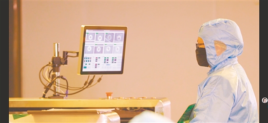 質(zhì)檢員正在對(duì)產(chǎn)品進(jìn)行檢測(cè)。