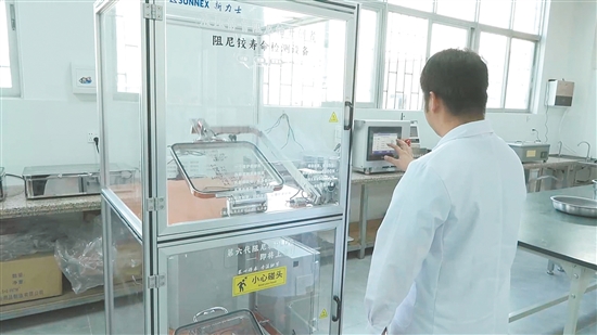 納米涂層技術(shù)應(yīng)用于不銹鋼餐廚產(chǎn)品規(guī)模化生產(chǎn)，有效破解餐廚用具在高鹽高酸環(huán)境下的防銹難題。