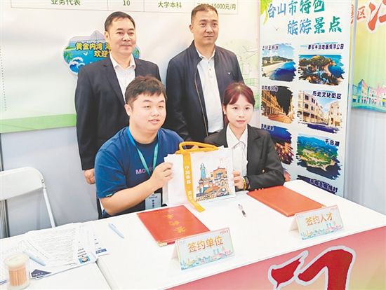 臺山依托優(yōu)質崗位、優(yōu)惠政策和貼心服務，吸引各類人才扎根僑鄉(xiāng)。