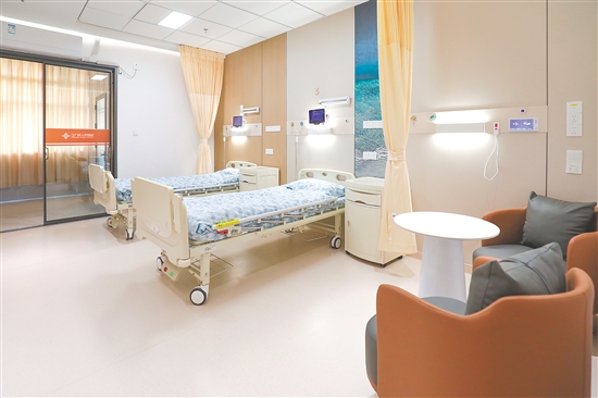 溫馨雅致的病房環(huán)境。