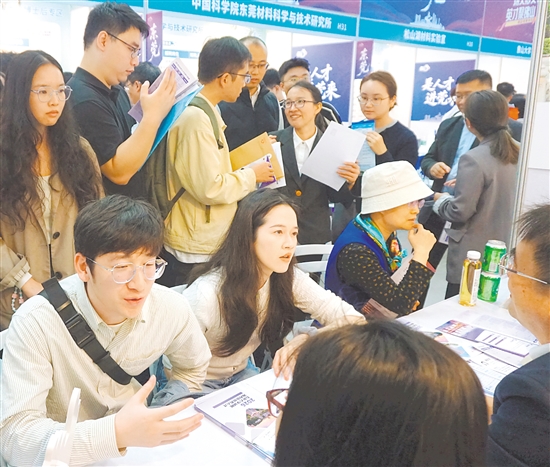 展位前圍滿了求職者，簡歷投遞、現(xiàn)場溝通、政策咨詢等有序展開。