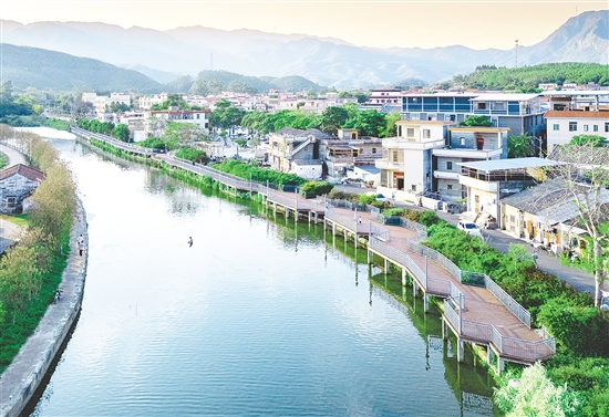 鶴城鎮(zhèn)以“五好兩宜”和美鄉(xiāng)村試點工作為抓手，推動鄉(xiāng)村振興提質增效。圖為鶴城河綜合治理以后的新面貌。