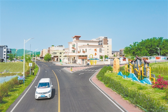 改造后的鄉(xiāng)鎮(zhèn)入口，“深井”二字醒目地鑲嵌于車站墻體，旁邊“濕地蠔鄉(xiāng)