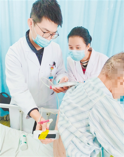 醫(yī)生為哮喘患者檢查身體。