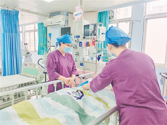 醫(yī)護(hù)人員查看患者情況。