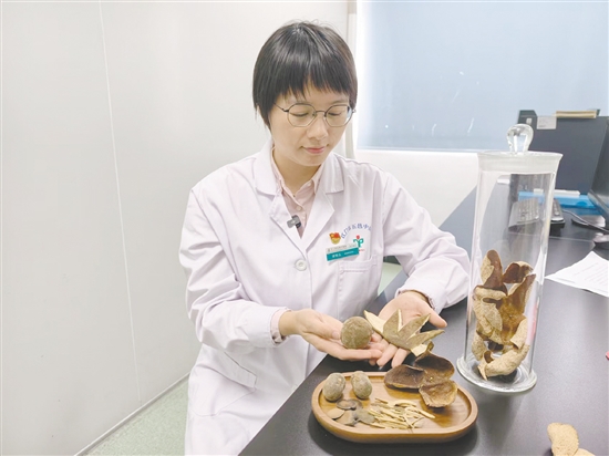 醫(yī)學人員展示化橘紅和新會陳皮。