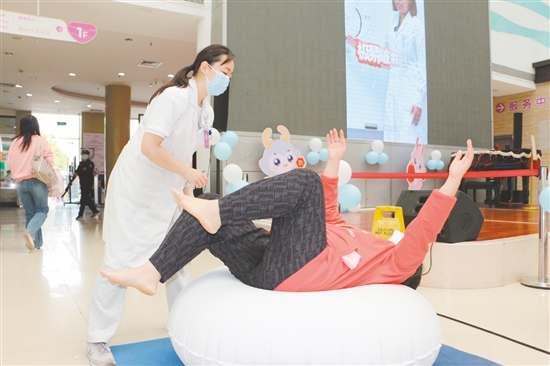 治療師指導患者進行康復運動。