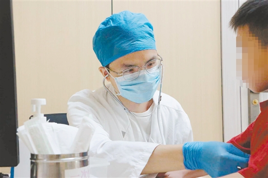 醫(yī)生對(duì)患兒進(jìn)行檢查。